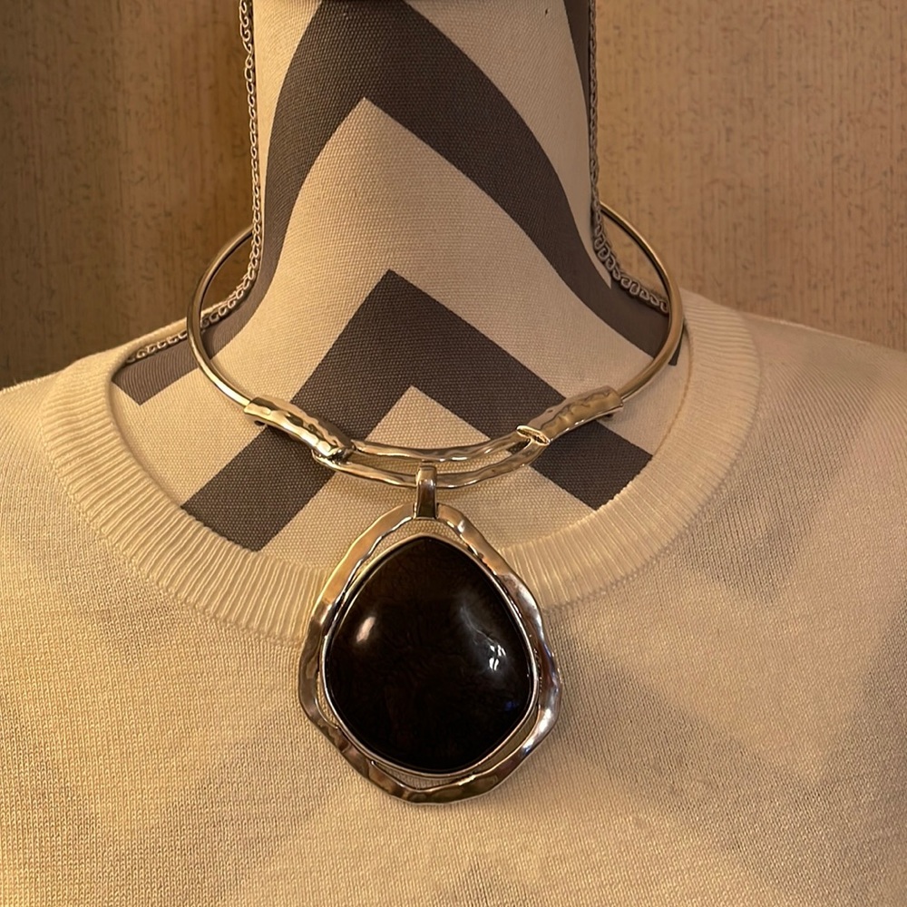 Stone teardrop pendant collar necklace